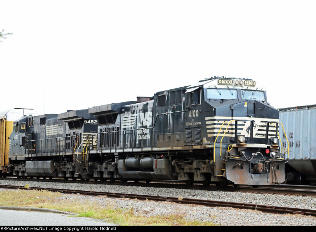 NS 4100 is one of two DPU's on train 28R
